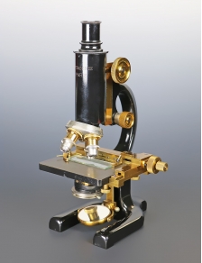 MICROSCOPE DE LABORATOIRE